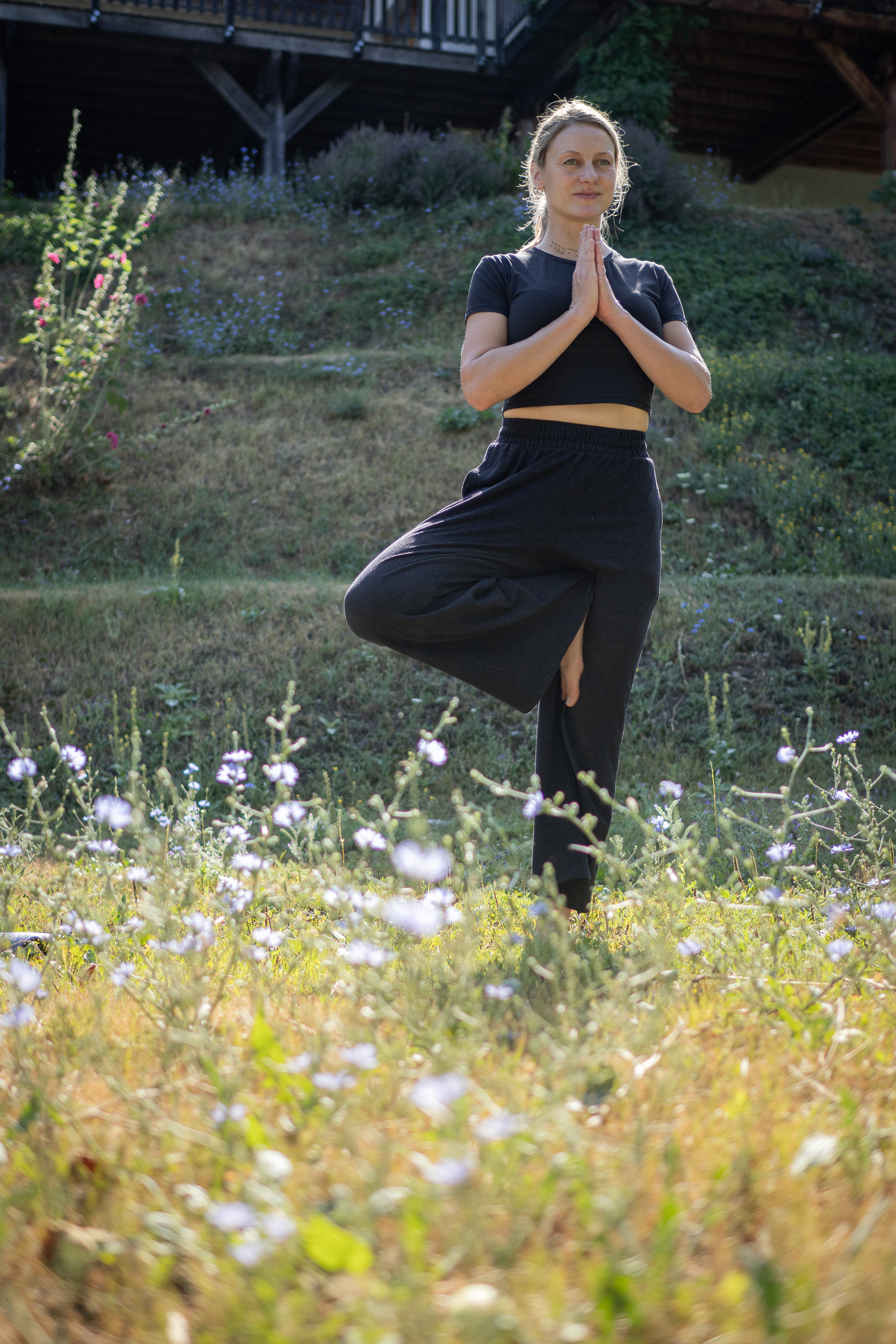 Cours de Hatha Yoga Transformatif à Guillestre dans les Hautes-Alpes – postures, respiration, méditation et relaxation pour développer présence et conscience du corps.
