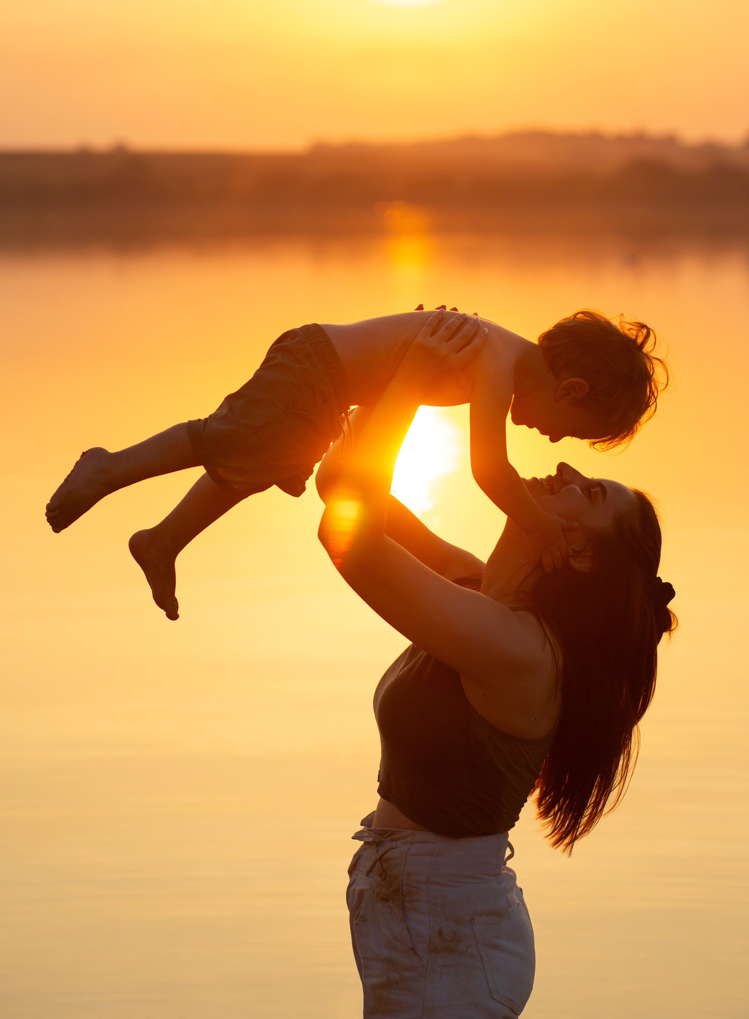 Jeune maman heureuse avec son bébé après la naissance. Illustration du lien d'attachement, du post-partum et de l'accompagnement à la maternité. Sophrologie à Guillestre, Embrun et dans le Queyras pour vivre sereinement la grossesse, préparer l'accouchement et accueillir les premiers mois avec bébé.