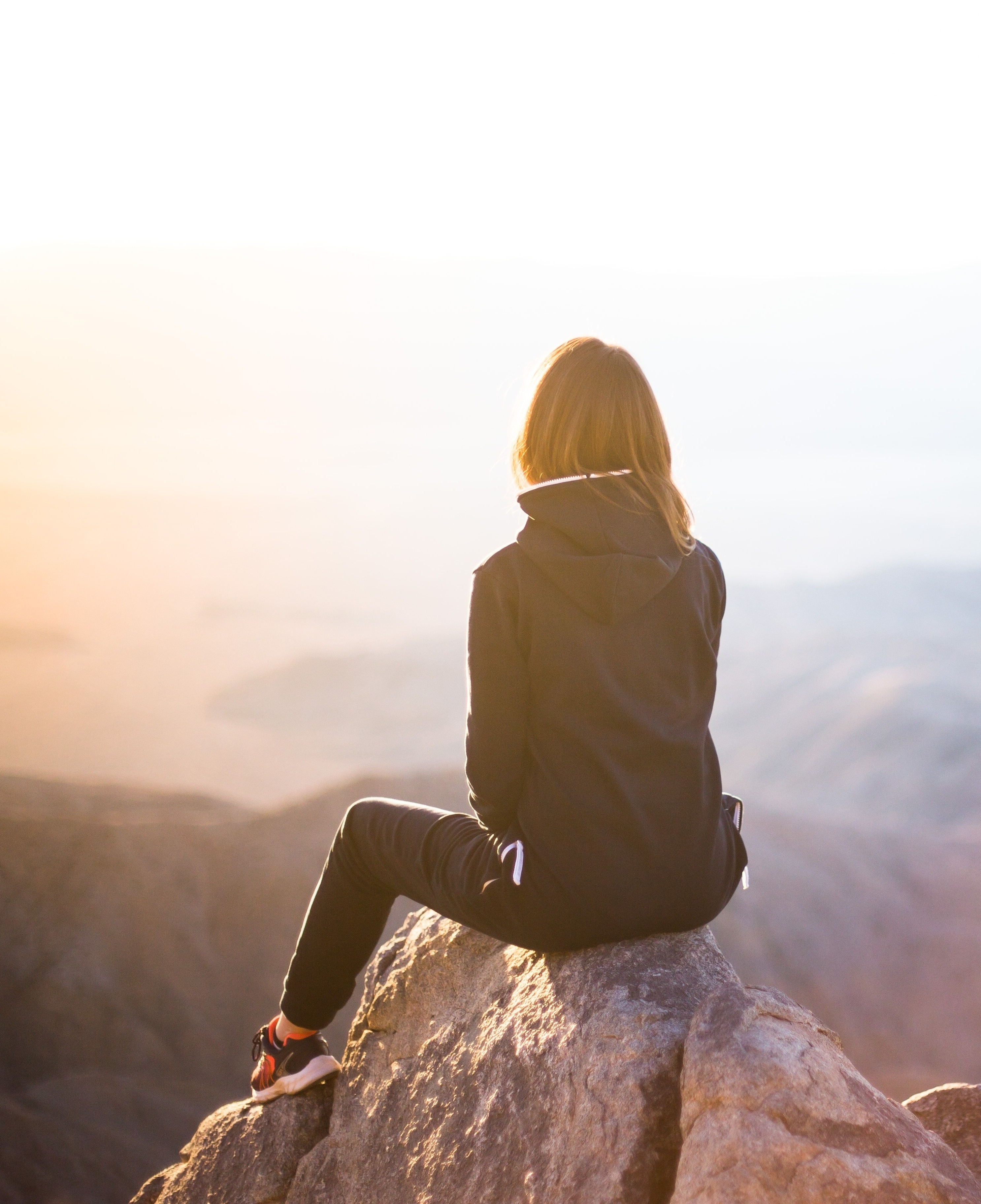 Sophrologie à Guillestre : femme observant le paysage de montagne pour retrouver sérénité, clarté et équilibre intérieur.