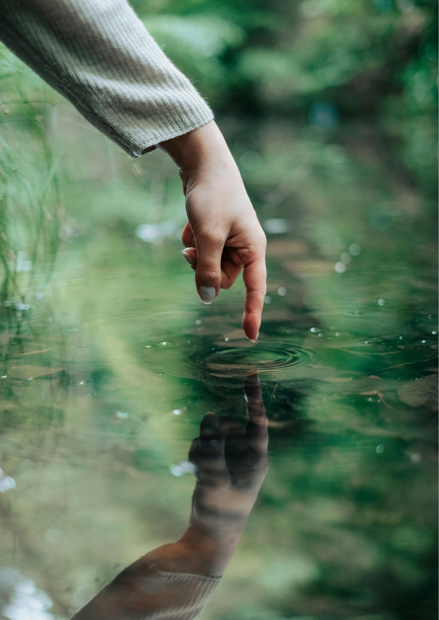 Reflet d'une main à la surface de l'eau, évoquant la relation à soi, l'image de soi, la connaissance de soi et le regard que l'on porte sur soi-même. Accompagnement en sophrologie à Guillestre pour développer l'estime de soi, la confiance en soi et un rapport plus serein à son corps.